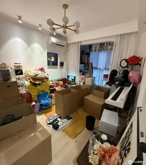 客厅角落堆满闲置收纳用品实拍
