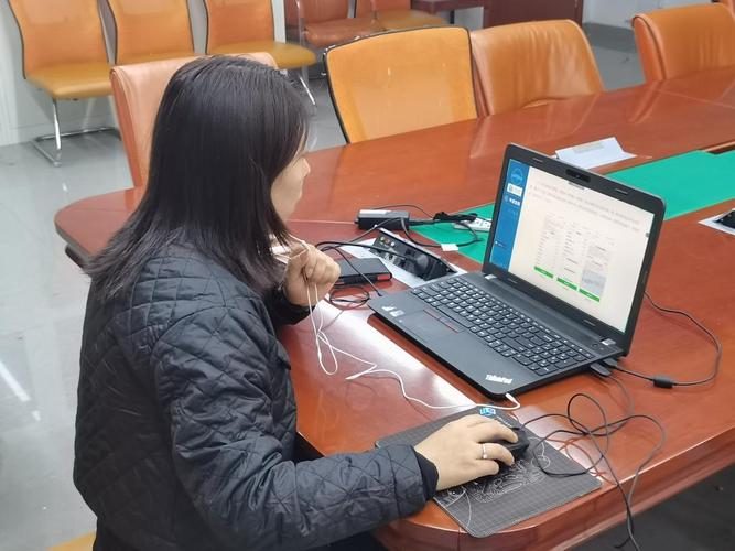 高校辅导员在办公室指导学生使用电脑查阅就业信息