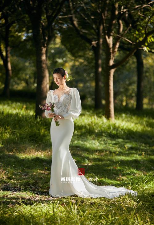 新娘穿着波西米亚风蕾丝婚纱在森林中赤脚漫步