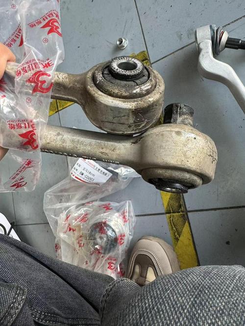 全新橡胶下摆臂胶套与老化开裂胶套对比图