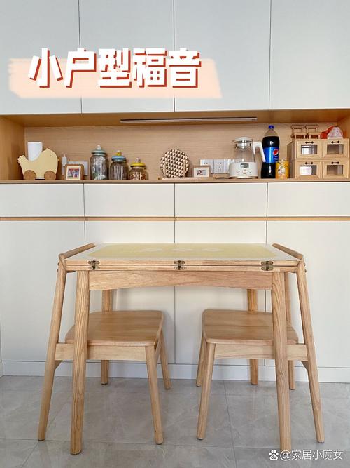 小户型餐厅折叠餐椅收纳实景图