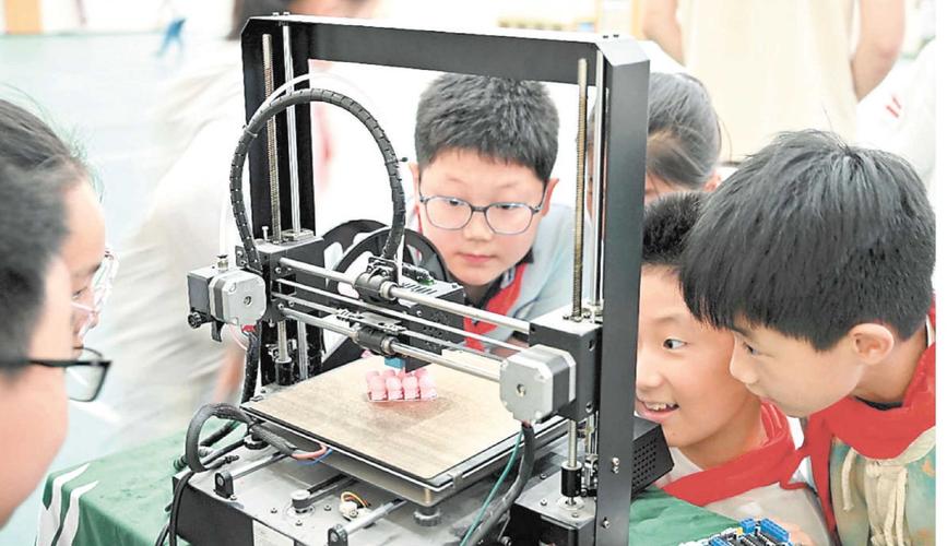 小学3D打印课堂学生操作电脑屏幕