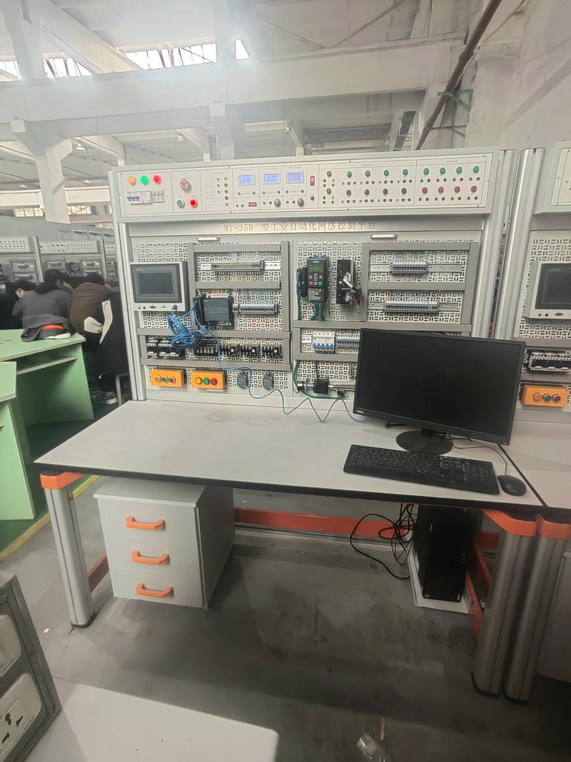 工厂车间自动化控制系统操作台实拍