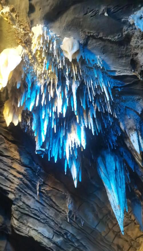 肇庆七星岩溶洞钟乳石滴水实景