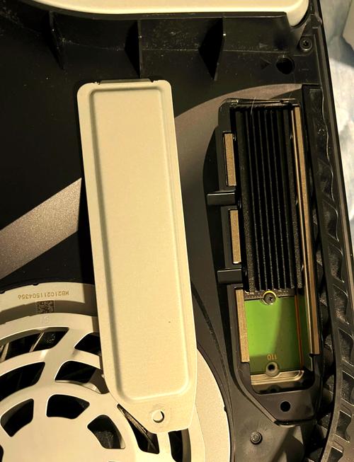 PS5内部M.2 SSD安装示意图