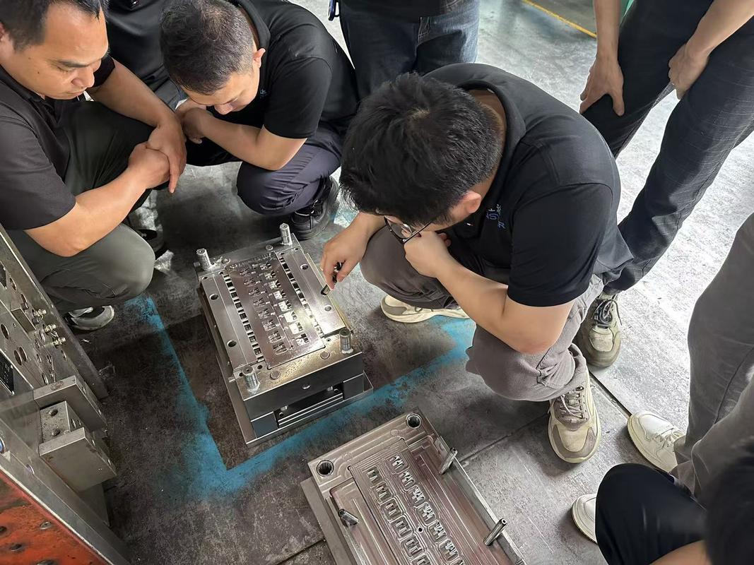 立式加工中心加工注塑模具模坯现场图