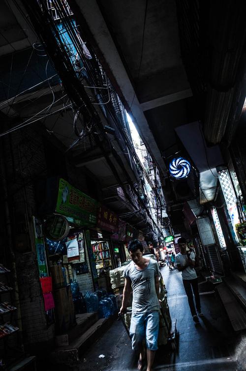 广州石牌东握手楼窄巷入口