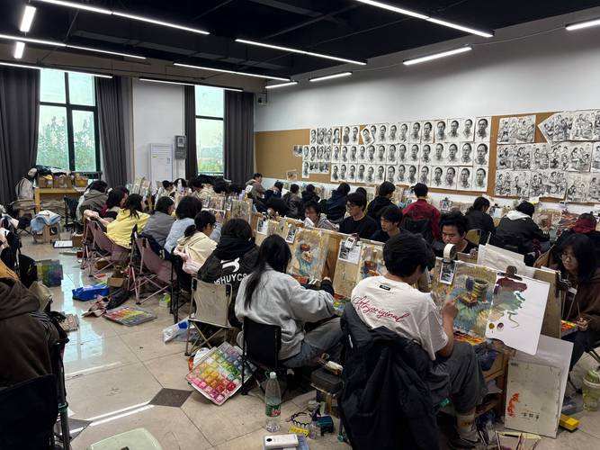 2025届艺考生联考集训日常教室场景