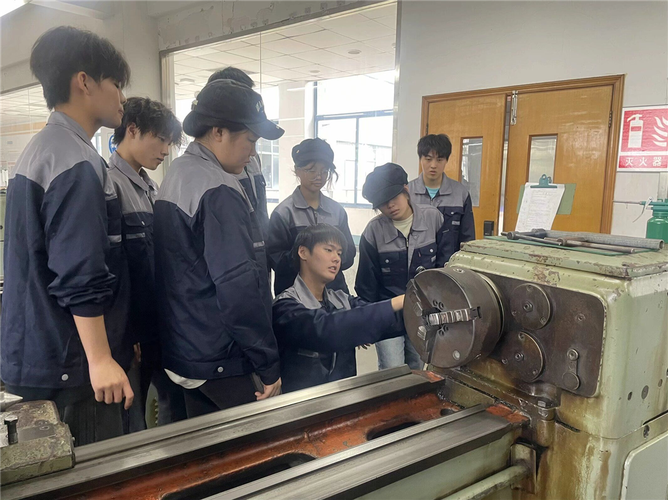 金工实训铣床切削颤振现场实拍