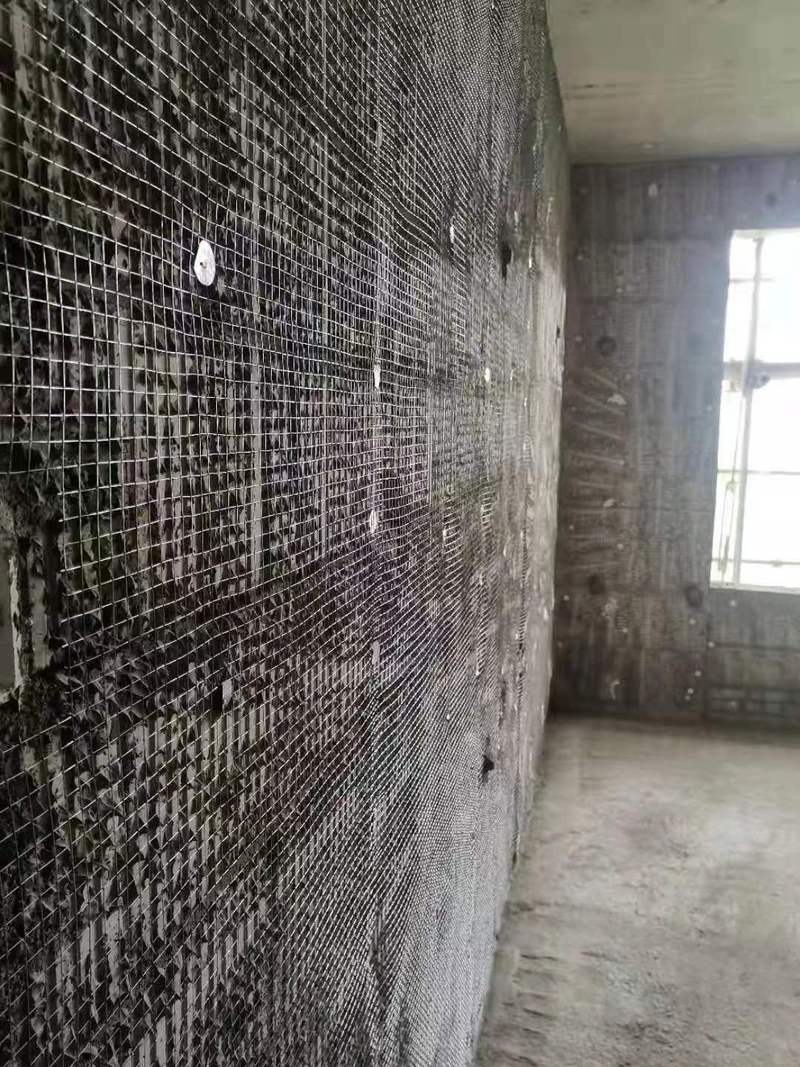 装修工人墙面基层挂网施工实拍