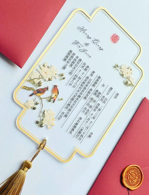 新人手拿凸版印刷婚礼请柬细节展示