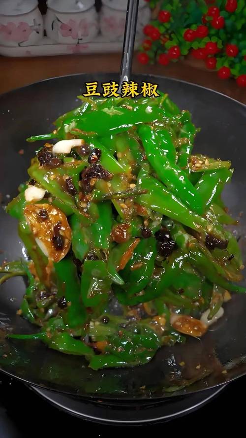 灶上焖出的黑亮香气
