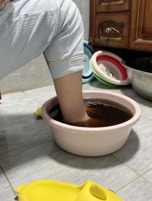 家庭日常温水泡脚护理实拍