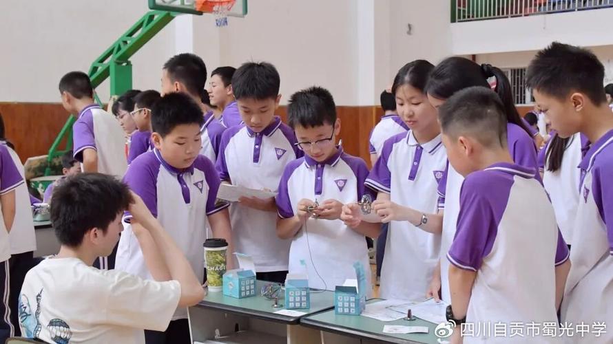 初中公开课学生被点名发言攥校服衣角特写