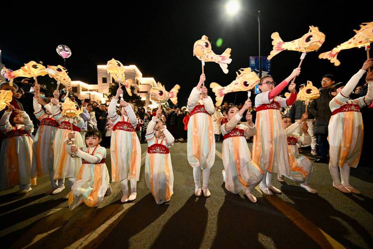 湖北南漳五鱼闹年民俗鱼灯游行现场