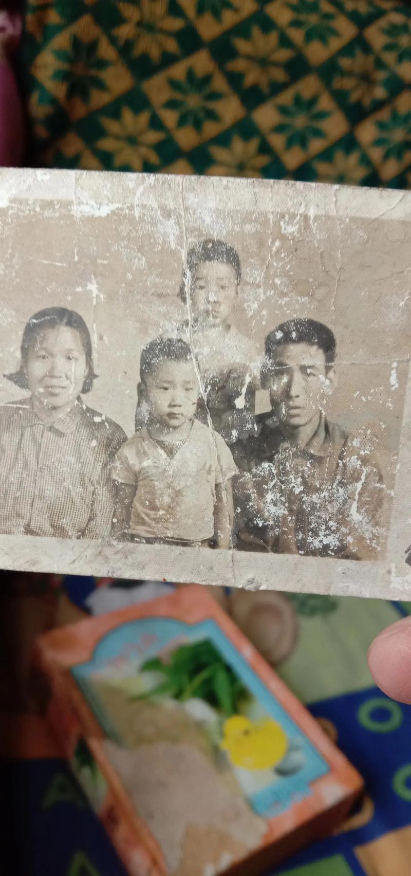 后爹后妈抚养继子女老照片模糊
