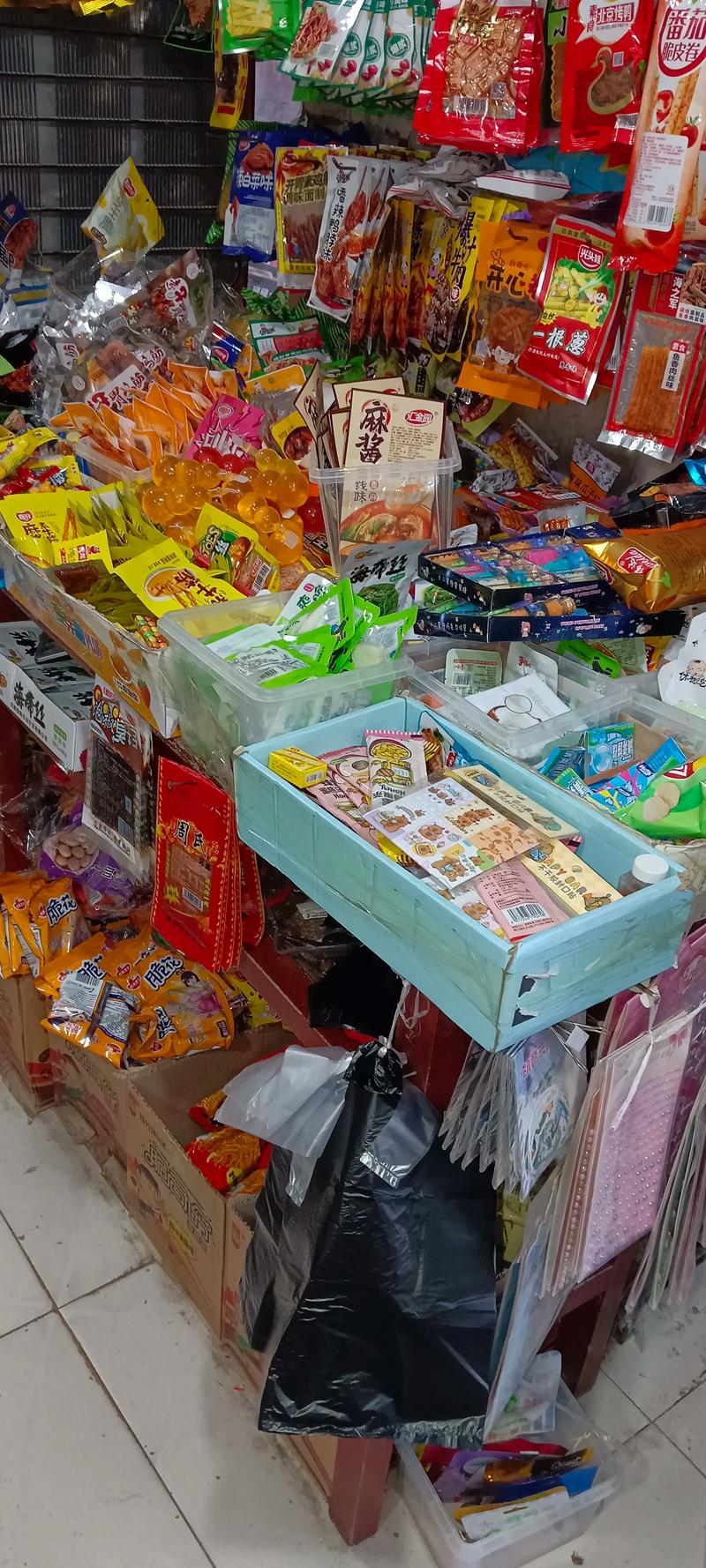 校门口小卖部垃圾食品琳琅满目