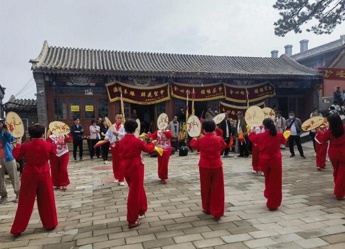 北京妙峰山庙会惠济祠前香幡阵