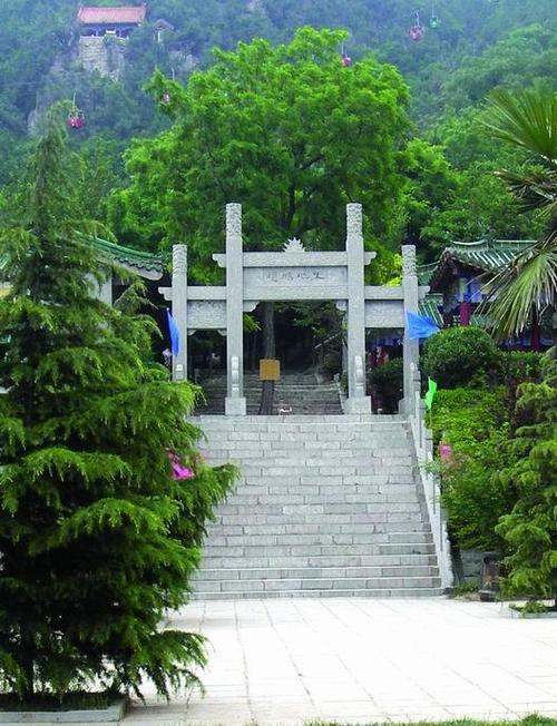 南漳荆山深处法门寺山间山门远景