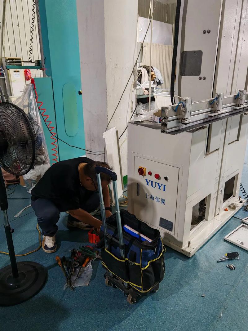 杀菌机售后维修工程师现场检查温度传感器