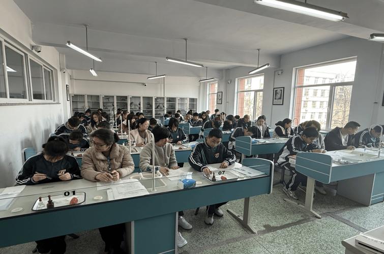初中生物实验操作中考考核现场