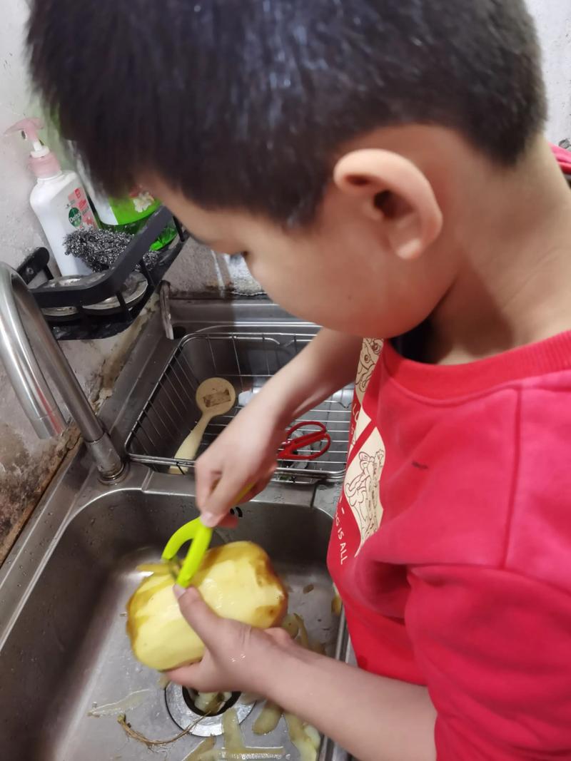 小学生在厨房学切菜劳动清单场景