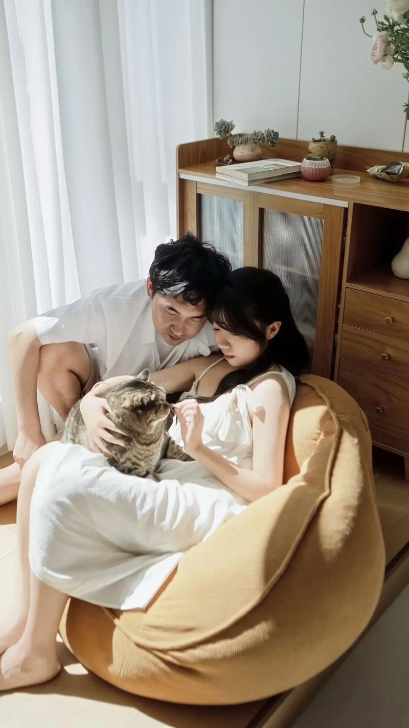一对情侣在家和猫玩耍的温馨场景