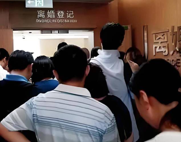 民政局离婚登记窗口排队场景