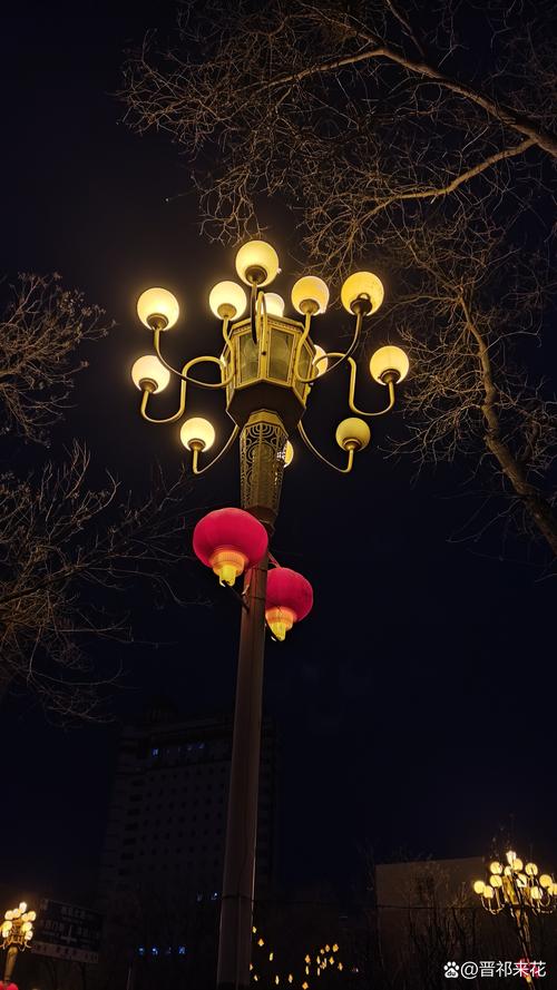 灯亮着，年就还在