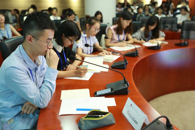 学生旁听大学课程 探索专业兴趣
