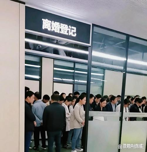 基层法院离婚立案窗口排队照片