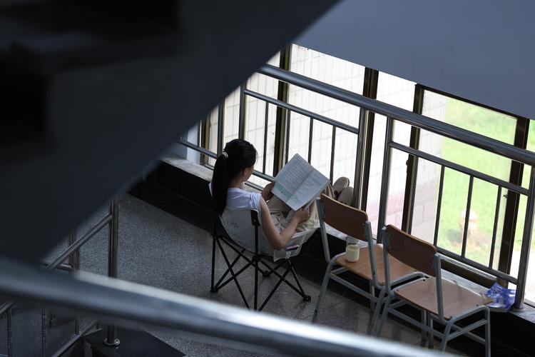 大学图书馆里复习备考的学生