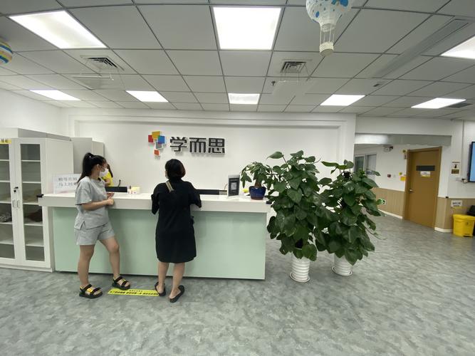 家长在培训机构前台咨询课程