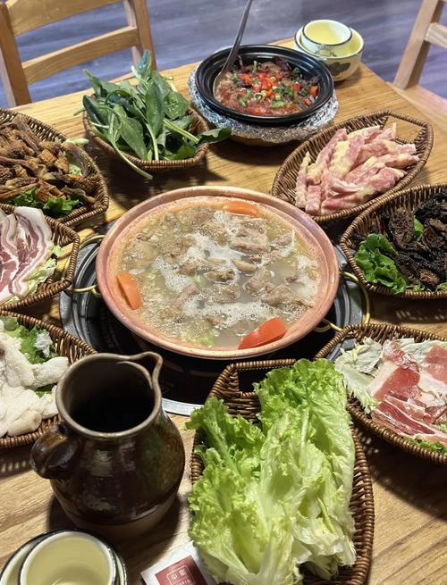 丽江古城巷子里本地腊排骨火锅