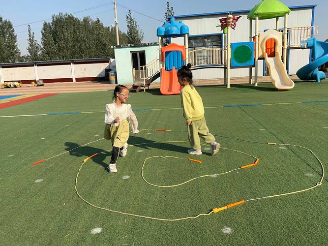 幼儿园大班孩子户外跳箱活动照片