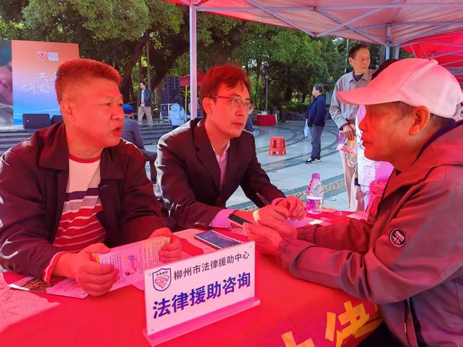 律师在公益法律咨询点接待老人