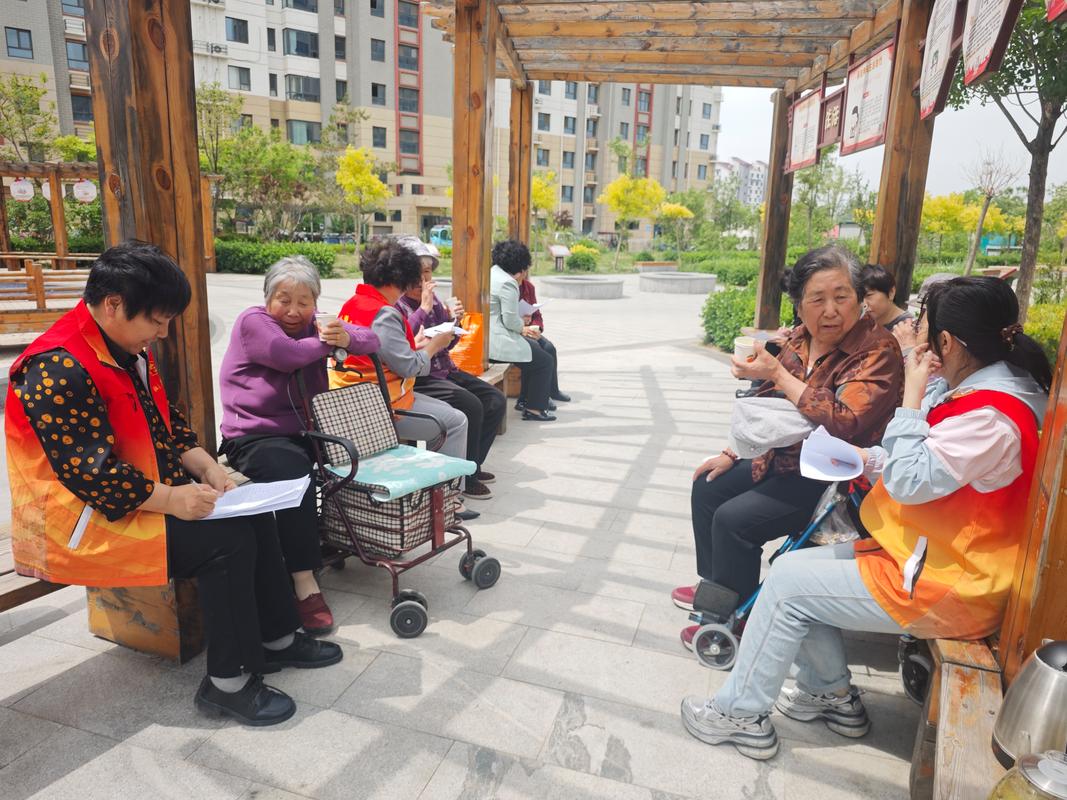 社区老年人法律咨询公益活动现场图