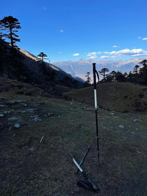 新手登山劣质登山杖断裂现场图