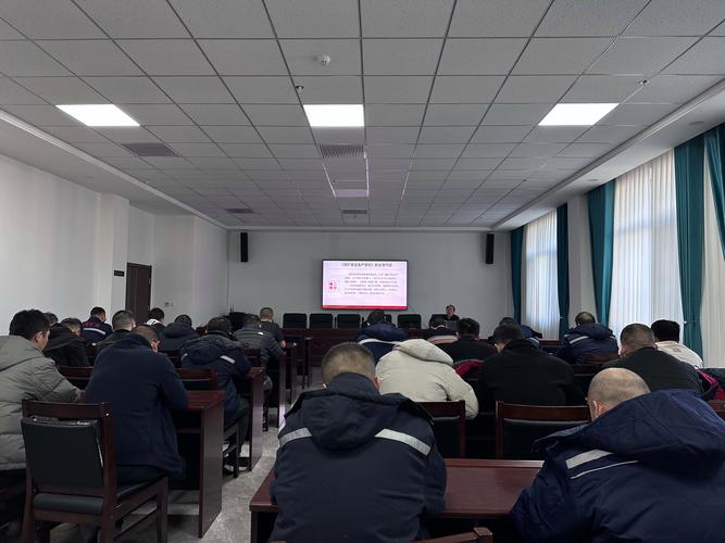 传统制造业工厂会议室安全培训签字现场