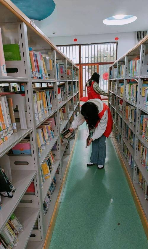弓背弯腰从书架下层掏书的错误姿势示意图