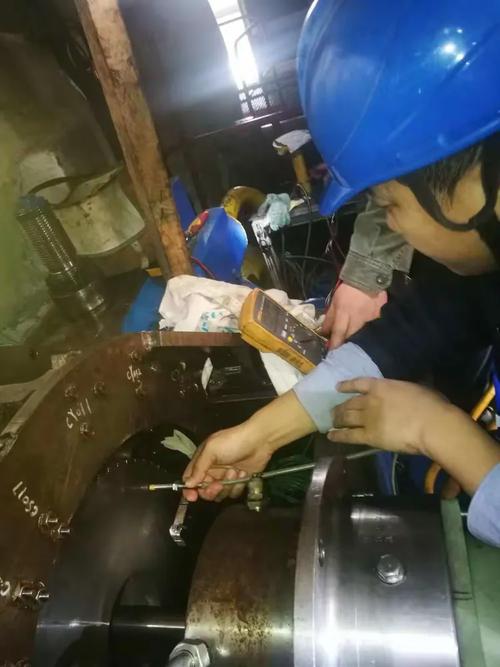 车间师傅用塞尺检测柴油发电机缸体贴合间隙