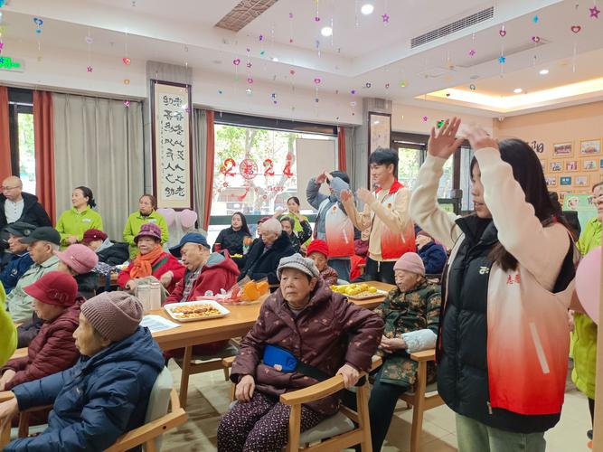 学生在敬老院摆拍综合素质活动照片