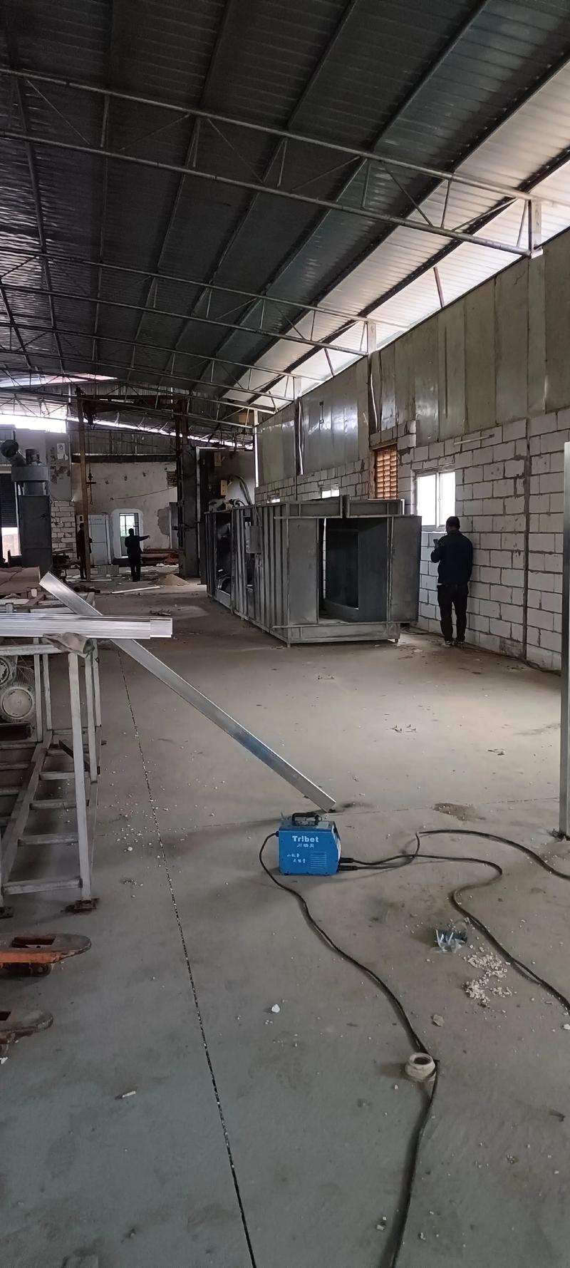 涂装设备厂家喷涂生产线混乱的安装现场