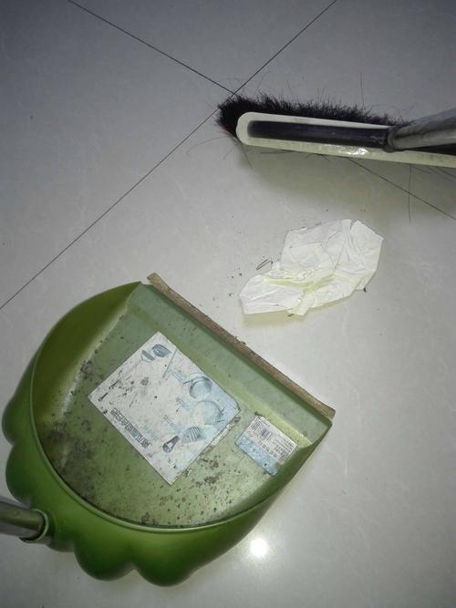 裹着柠檬味旧湿巾的废弃银行卡沿灶台缝隙推擦的实拍