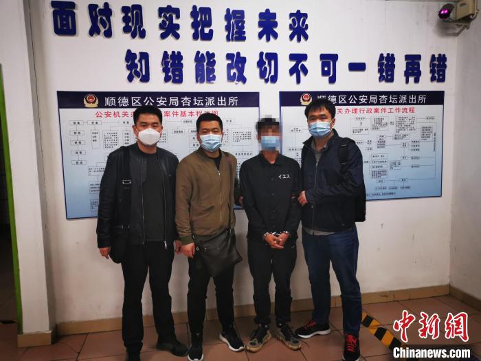 天津港口海关缉私办案现场图