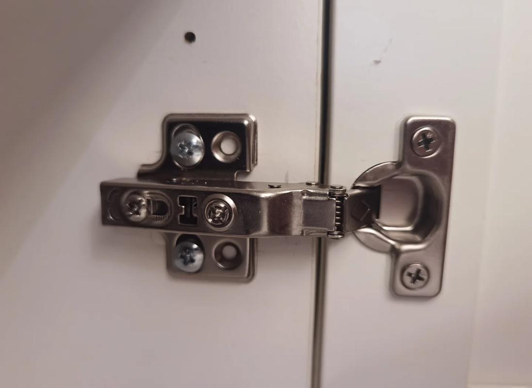 鞋柜门板阻尼铰链安装细节图