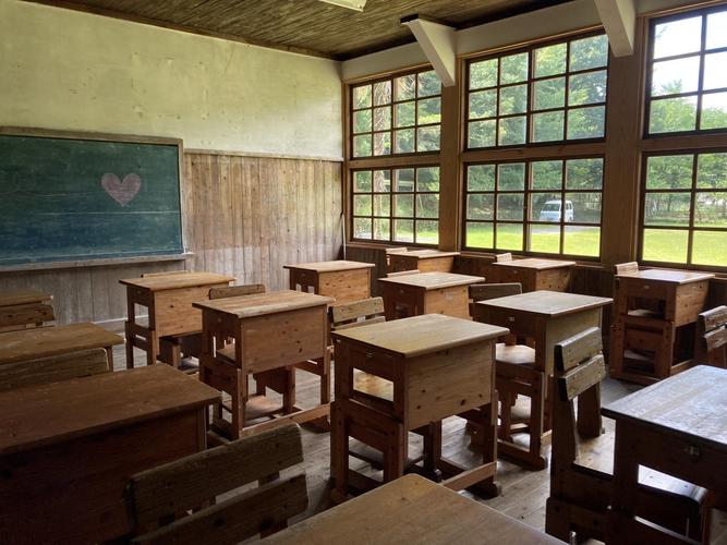西部山区乡镇中学老旧英语教室
