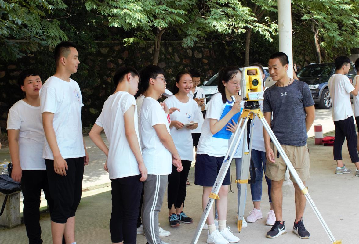 研学导师指导学生户外测量