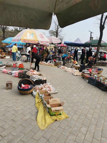南漳乡村皮影戏散场后晒场边的烤猪油饼小摊