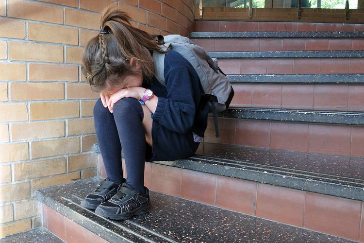 中小学校园楼梯间哭泣的女生背影